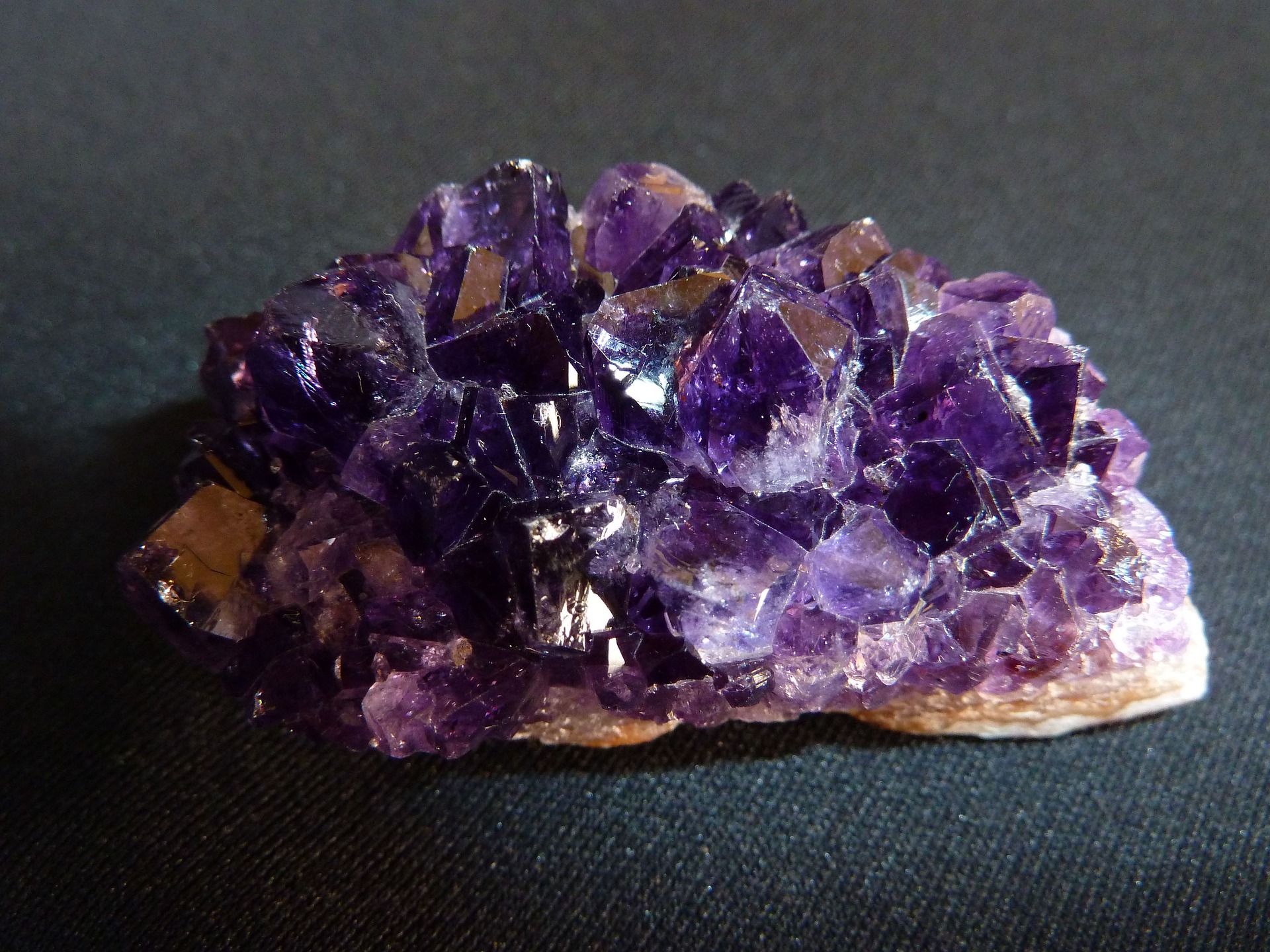 crystal-amethyst-public-domain-pixabay-1576648_1920