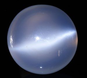 crystal-gemstone-moonstone-wikipedia-gnu-free-creative-commons-didier-decumens-pierrelune